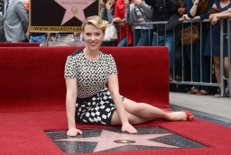 Scarlett celebró su estrella